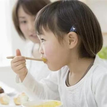 2岁孩子独立吃饭技巧，如何让两岁孩子自己独立吃饭