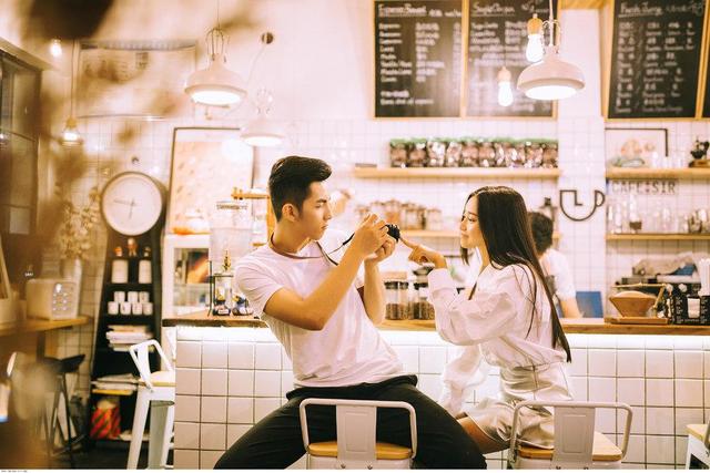 我采访了20个男人:什么样的女人能吸引他们的注意?