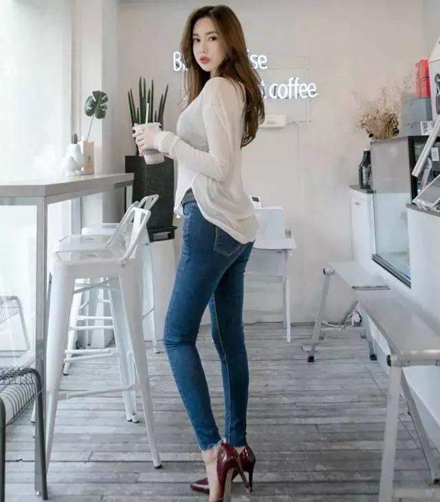 牛仔裤:含蓄大气的女人味,散发出了女性柔美精致的一面