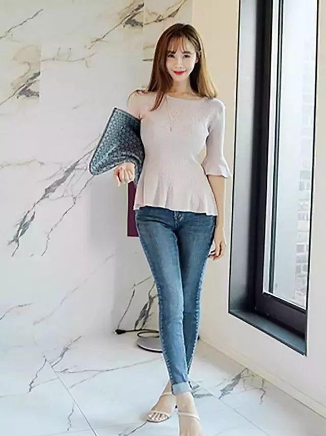 牛仔裤:含蓄大气的女人味,散发出了女性柔美精致的一面