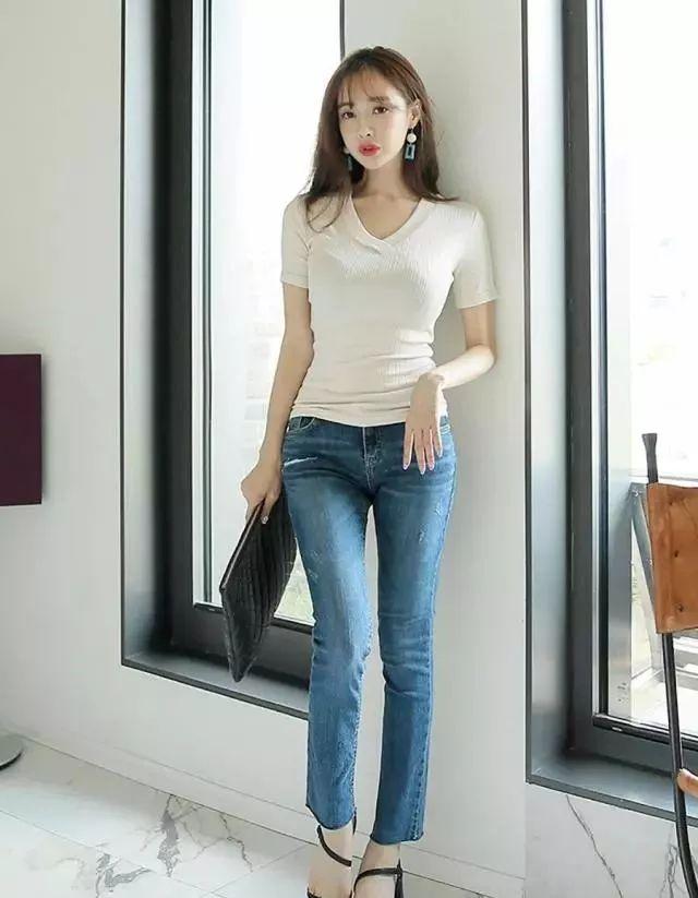 牛仔裤:含蓄大气的女人味,散发出了女性柔美精致的一面