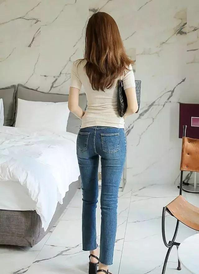 牛仔裤:含蓄大气的女人味,散发出了女性柔美精致的一面