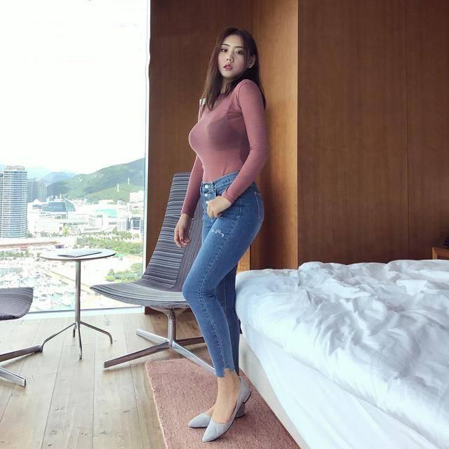 牛仔裤凸显女性完美身材,散发出纯洁唯美的气息