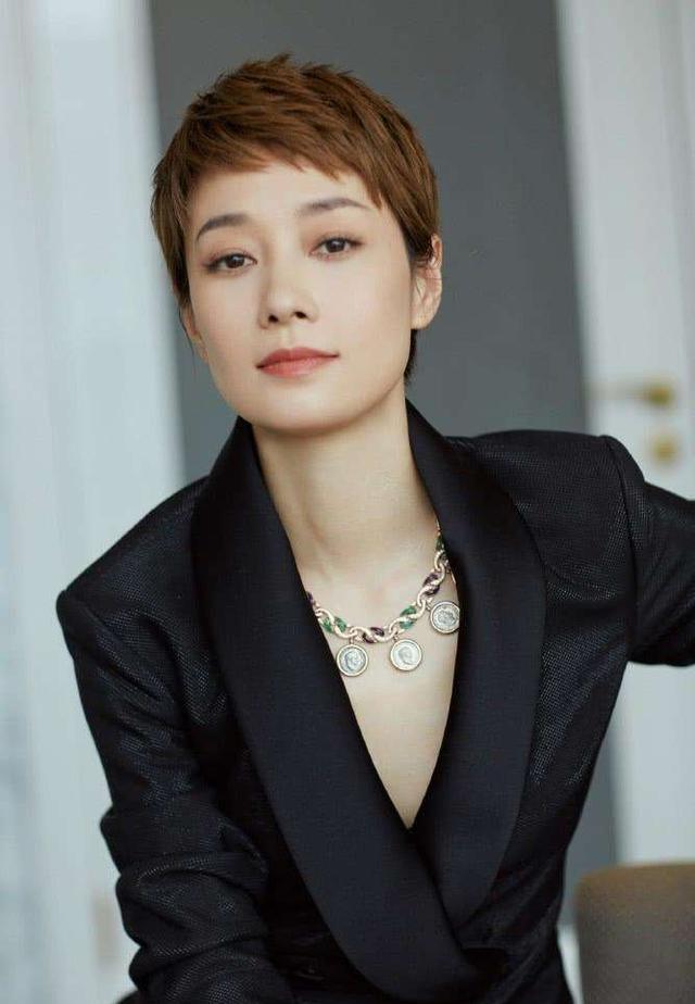 40多岁女人不想穿出乡村大妈感,不妨学马伊琍这3点,年轻似姐姐
