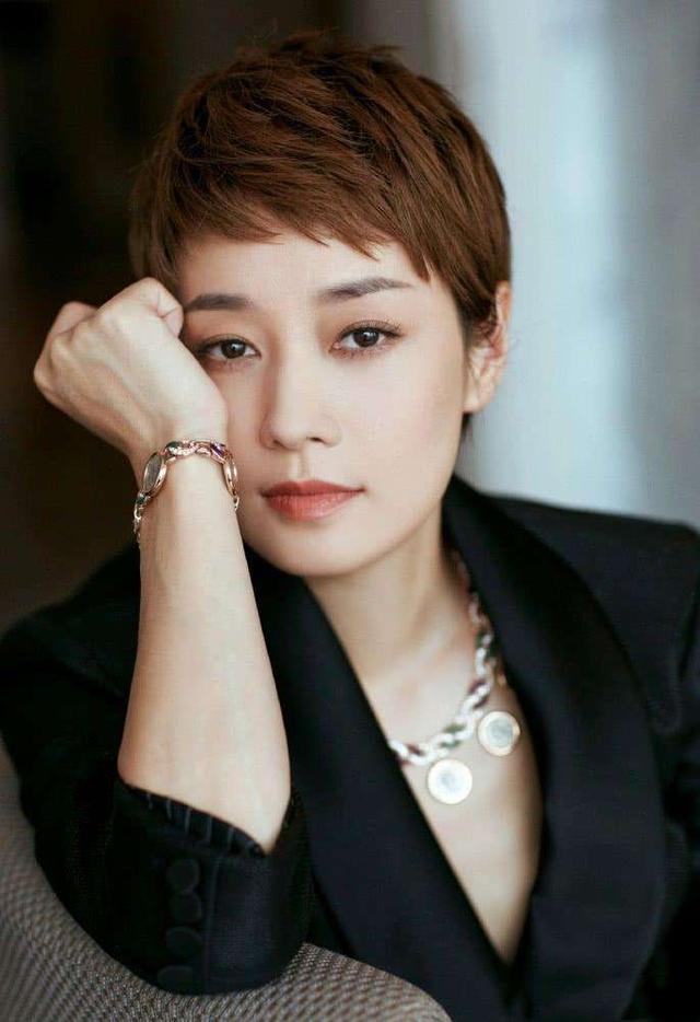 40多岁女人不想穿出乡村大妈感,不妨学马伊琍这3点,年轻似姐姐