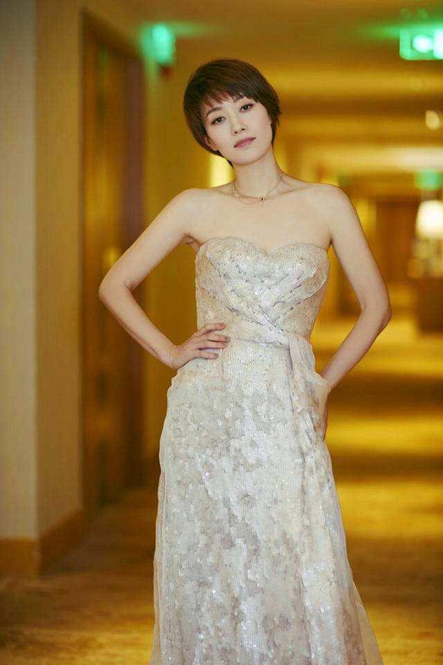 40多岁女人不想穿出乡村大妈感,不妨学马伊琍这3点,年轻似姐姐