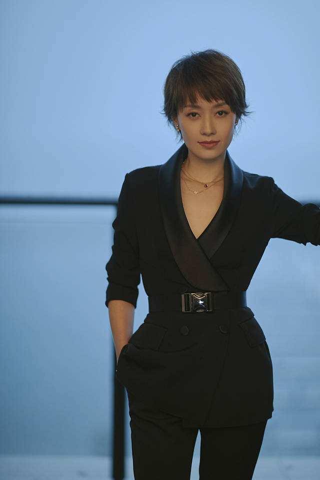 40多岁女人不想穿出乡村大妈感,不妨学马伊琍这3点,年轻似姐姐