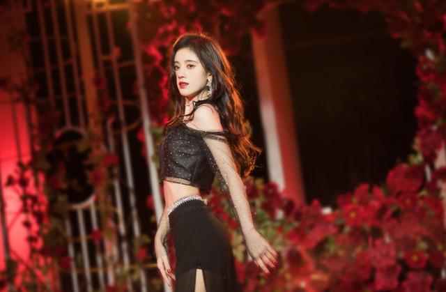 鞠婧祎真是不简单,穿黑色蕾丝吊带上衣搭配开叉裙,气场太强
