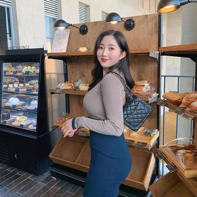 35岁微胖腿粗屁股大女人穿搭,告诉你腿粗梨形身材这么