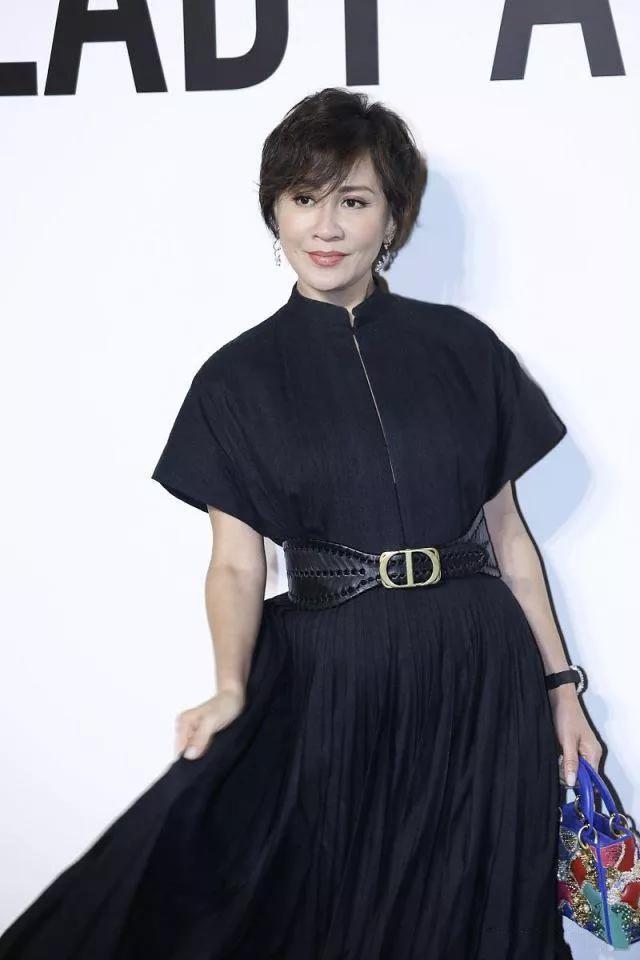 40多岁的女人怎么穿更好看?风格从简品质为重,才会优雅高级感