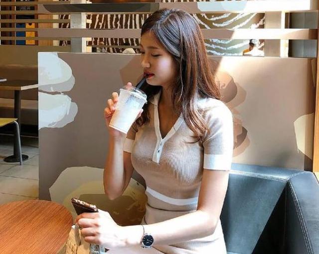 街拍:紧身包臀裙这样搭配,让你的温柔与迷人挡也挡不住