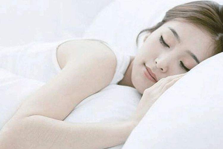女人睡床左边还是右边,爱美的女人千万别这两种睡姿