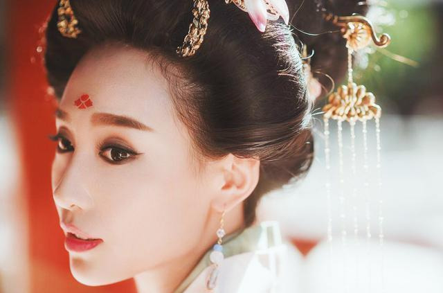 乳房上有痣的女人命好不好,乳房有痣的女人是犯桃花吗