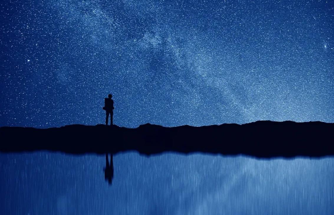 一个男人仰望夜空图片