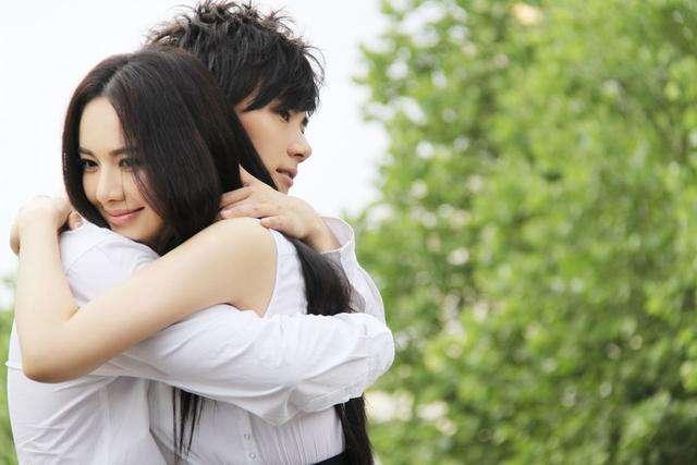 第一次抱女生正确姿势女生喜欢什么样的拥抱姿势