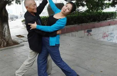老男人跳交谊舞的危害,跳交谊舞的都是什么人