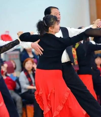 老男人跳交谊舞的危害,跳交谊舞的都是什么人