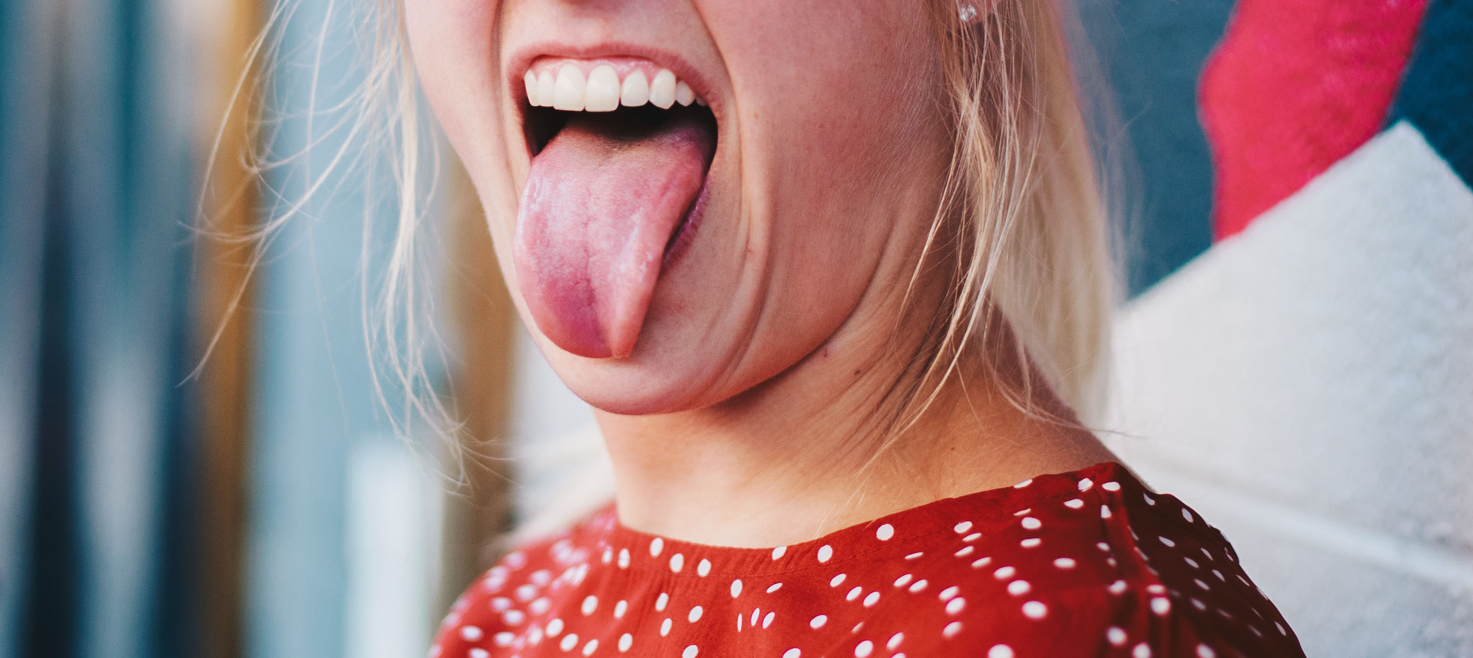 伸舌头暗示什么意思，喜欢把舌头伸出来是什么心理