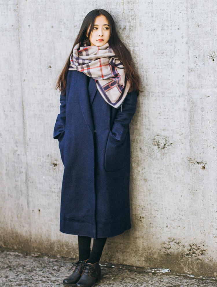 藏蓝色大衣配什么围巾,藏深蓝色大衣怎么搭配