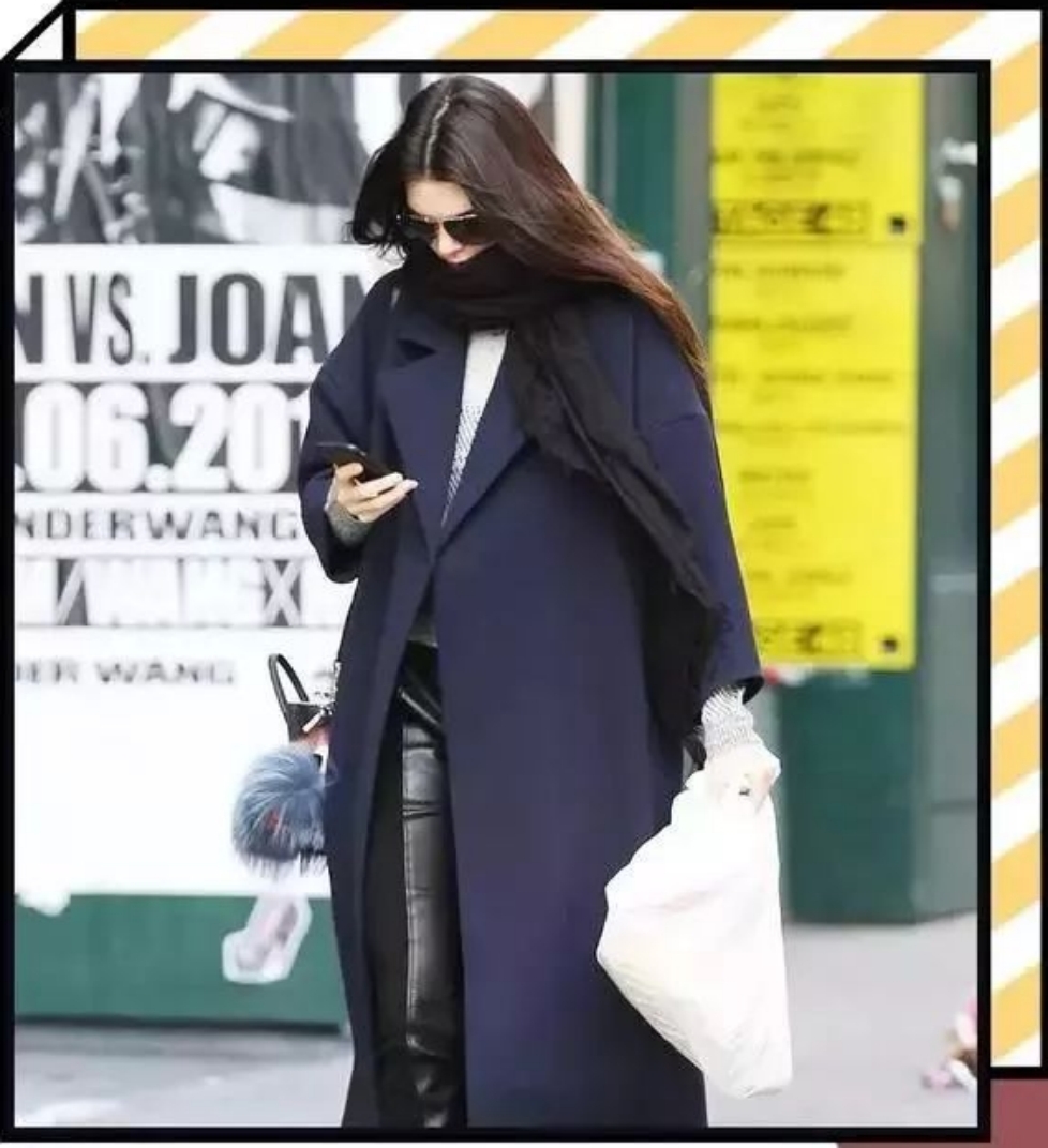 藏蓝色大衣配什么围巾,藏深蓝色大衣怎么搭配