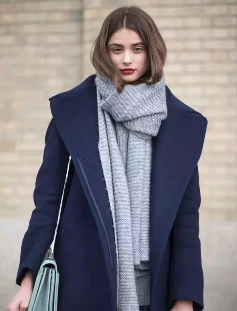 藏蓝色大衣配什么围巾,藏深蓝色大衣怎么搭配