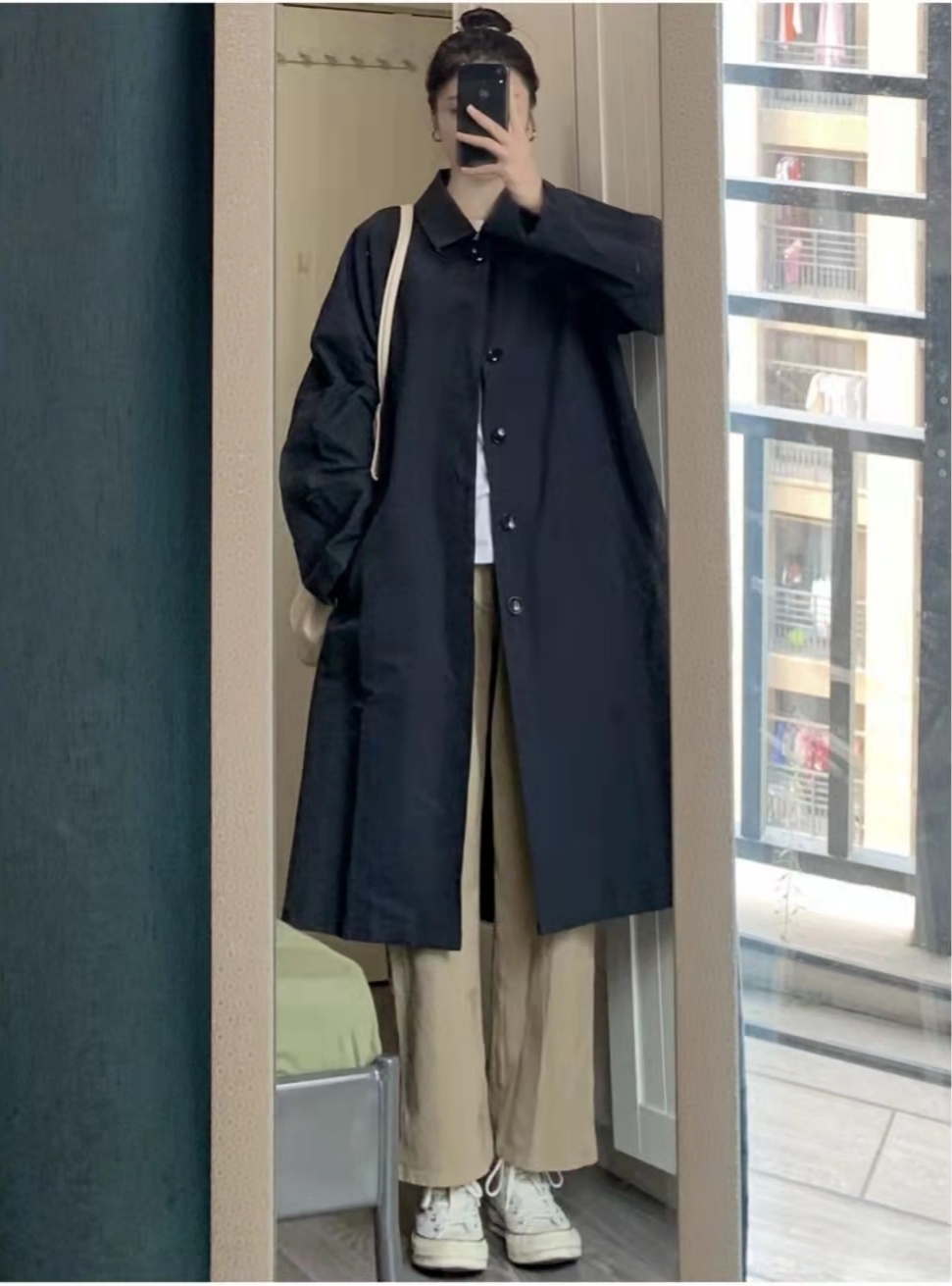 藏蓝色大衣配什么围巾,藏深蓝色大衣怎么搭配