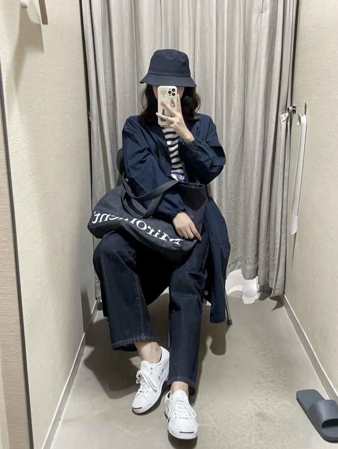 藏蓝色大衣配什么围巾,藏深蓝色大衣怎么搭配