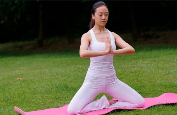 中年女人练瑜伽的利弊，练瑜伽的好处和坏处