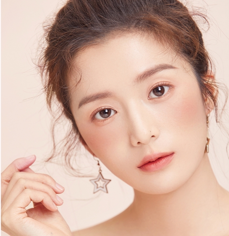 脸瘦怎么画腮红显饱满,怎么画腮红显得脸部饱满