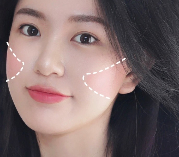 脸瘦怎么画腮红显饱满,怎么画腮红显得脸部饱满