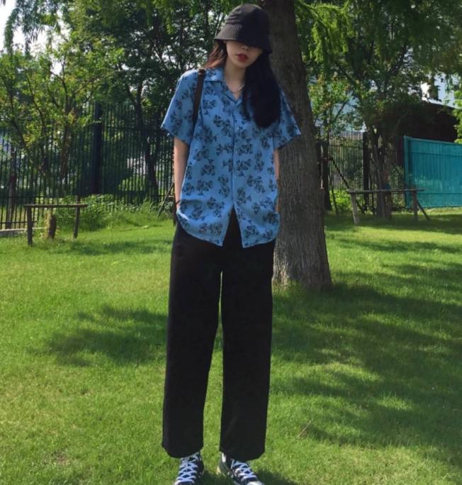 花衬衫怎么穿不尴尬,花衬衫的多种穿法