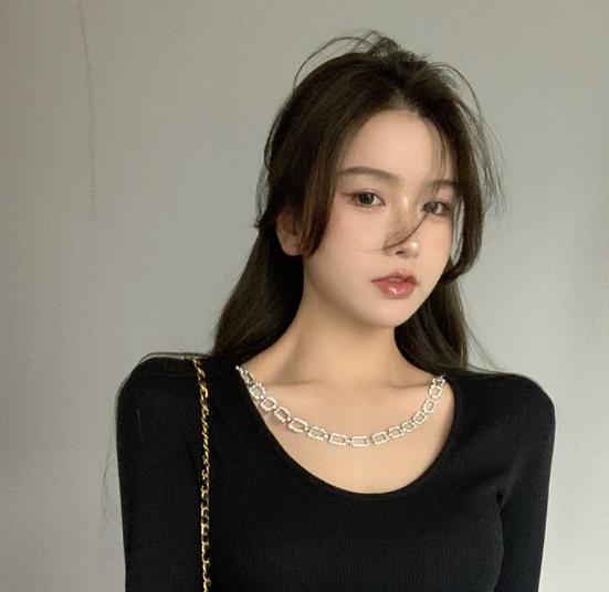 上身胖肩宽厚怎么穿,肩宽的女生穿衣搭配技巧