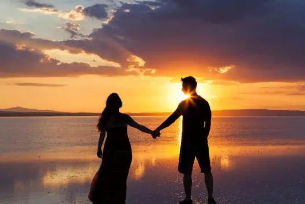 两个人一见钟情的概率,两个人一见钟情爱情能维持多久