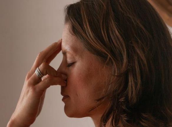 缓解脸部皱纹的3个按摩手法,怎么按摩脸部才能去除皱纹