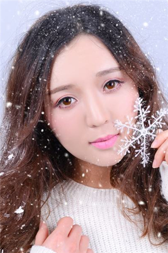 画一个雪天也能美美哒的妆容再出去玩吧!