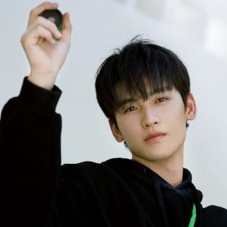 男生脸长留什么发型，男生脸比较长适合扎起来吗