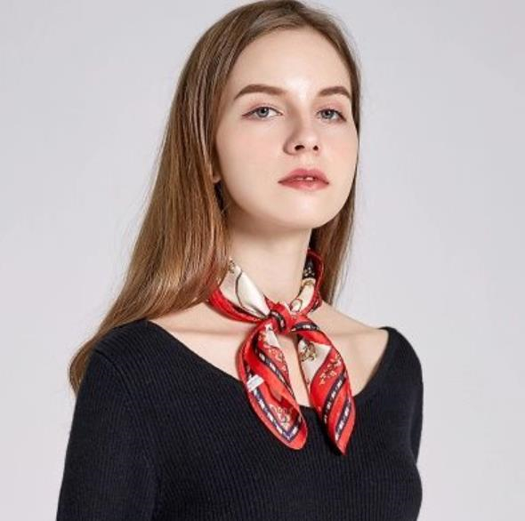 小方丝巾怎么系好看教程,小方丝巾搭配衣服技巧