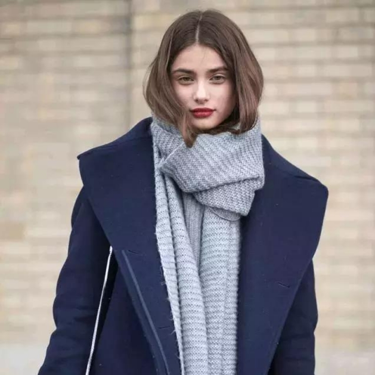 藏蓝色大衣配什么围巾,藏深蓝色大衣怎么搭配