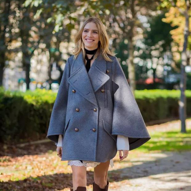 斗篷大衣搭配什么下装,斗篷式大衣适合什么人穿