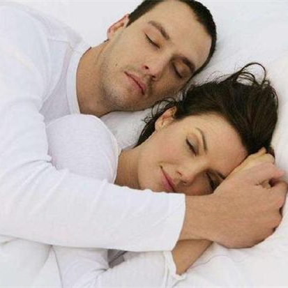 抱着老公后背睡觉什么心理，男人喜欢后背抱着睡觉是什么原因