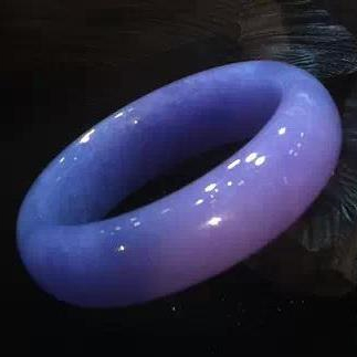 男人给女人买手镯意义,男人送女人项链代表什么