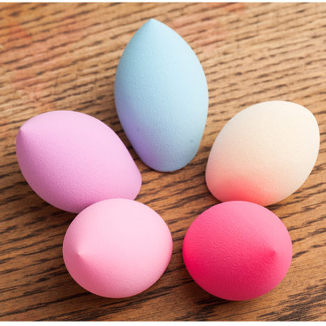 用美妆蛋正确涂粉底液，美妆蛋擦粉底液步骤