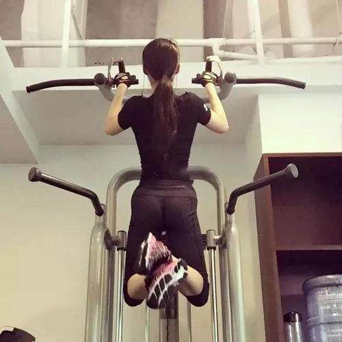 女人做引体向上的好处，女人倒立的好处和坏处有哪些