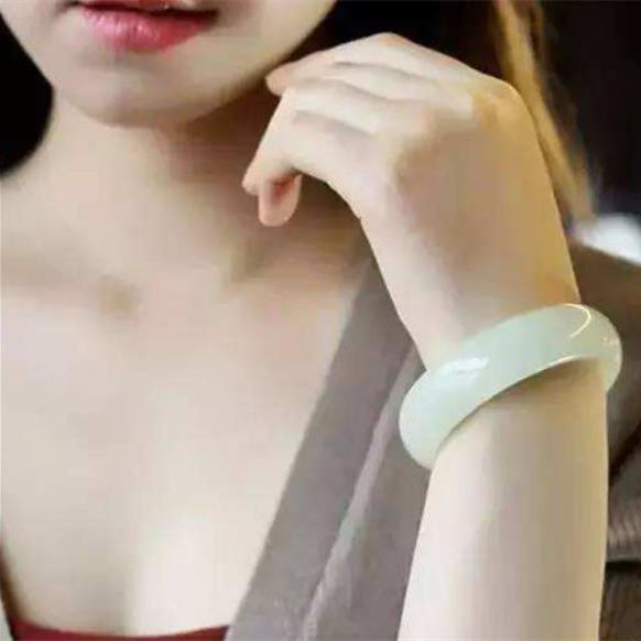 手镯戴左手还是右手好，女生银手镯戴左手右手