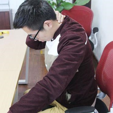 颈椎病最怕2个动作，落枕最怕三个动作