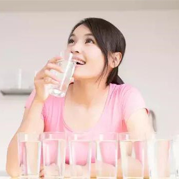 早晨喝水的三大禁忌，三种人不能早上喝水