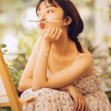 女孩看到喜欢的男生会有什么反应