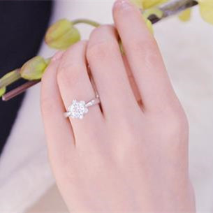 女生戴中指戒指能追吗，为什么戴婚戒的女人你就别再追了