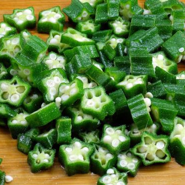 秋葵炒前必须要焯水吗,秋葵是切开焯水还是整个焯水