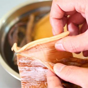 干鱿鱼泡发正确方法,干鱿鱼如何泡发最快